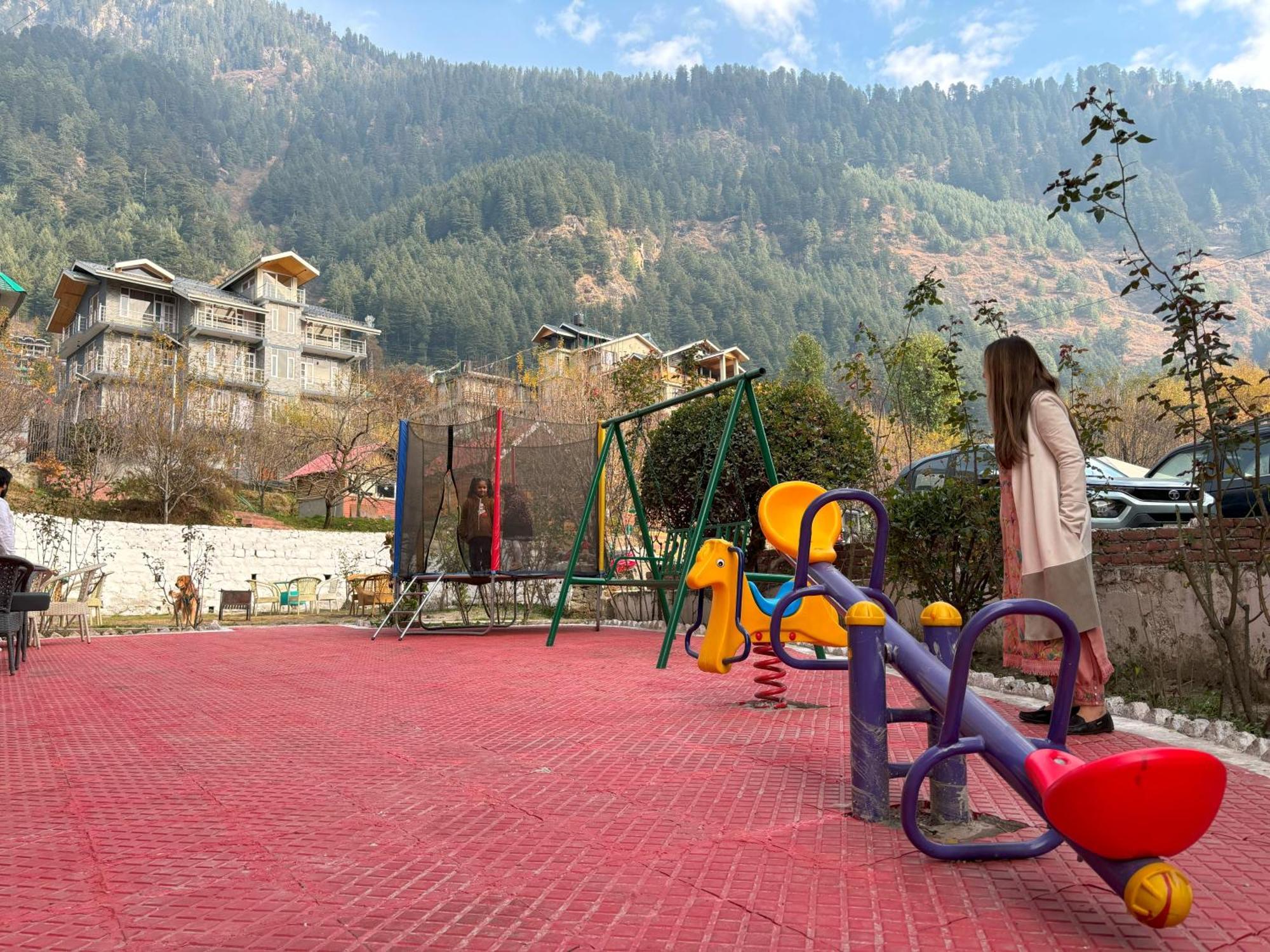 West Western Resort Manali #Neartomallroad #Gym #Lawn #Playingzone #Pooltable #Kidsfriendly #Mountainview #Tabletennis #Familyfriendly #Privateparking Екстер'єр фото