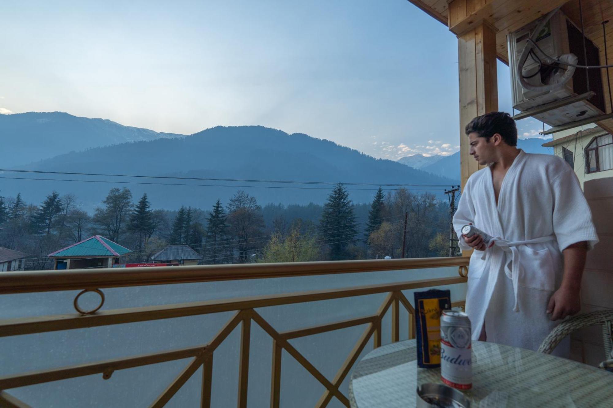 West Western Resort Manali #Neartomallroad #Gym #Lawn #Playingzone #Pooltable #Kidsfriendly #Mountainview #Tabletennis #Familyfriendly #Privateparking Екстер'єр фото