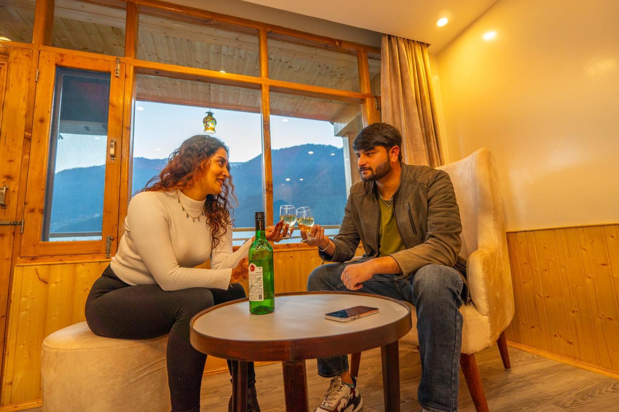West Western Resort Manali #Neartomallroad #Gym #Lawn #Playingzone #Pooltable #Kidsfriendly #Mountainview #Tabletennis #Familyfriendly #Privateparking Екстер'єр фото