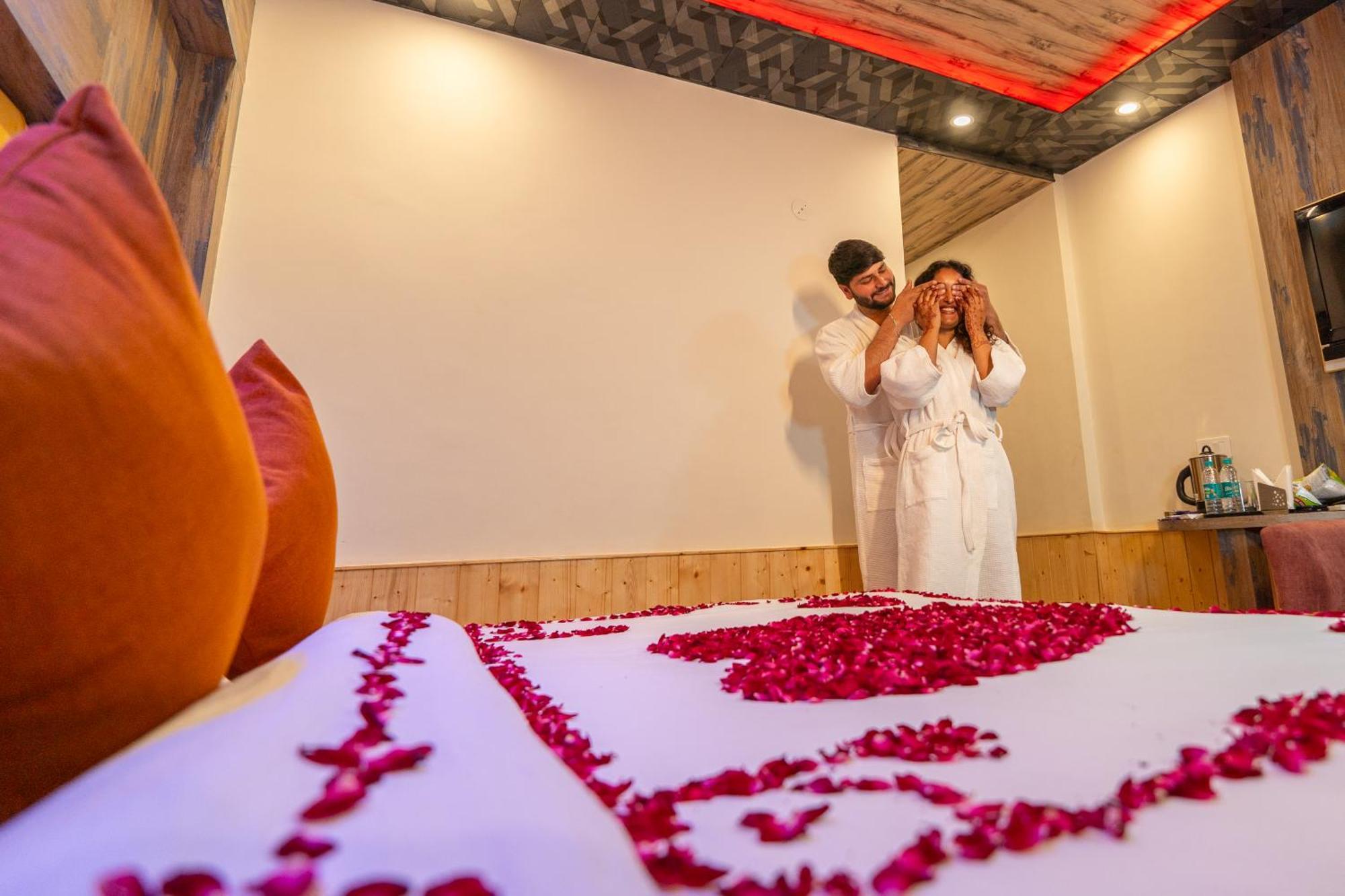 West Western Resort Manali #Neartomallroad #Gym #Lawn #Playingzone #Pooltable #Kidsfriendly #Mountainview #Tabletennis #Familyfriendly #Privateparking Екстер'єр фото