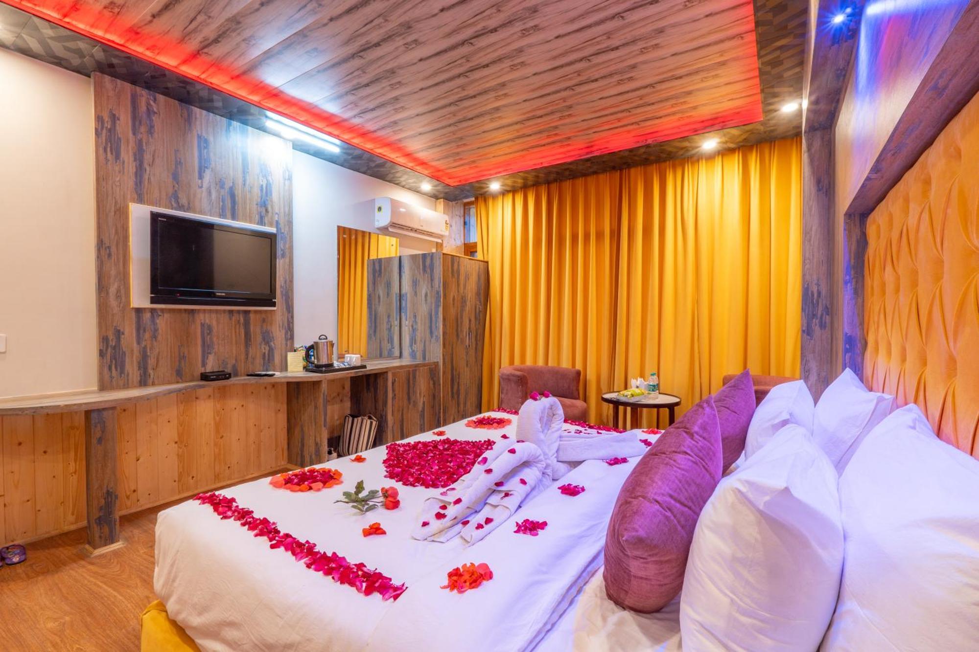 West Western Resort Manali #Neartomallroad #Gym #Lawn #Playingzone #Pooltable #Kidsfriendly #Mountainview #Tabletennis #Familyfriendly #Privateparking Екстер'єр фото
