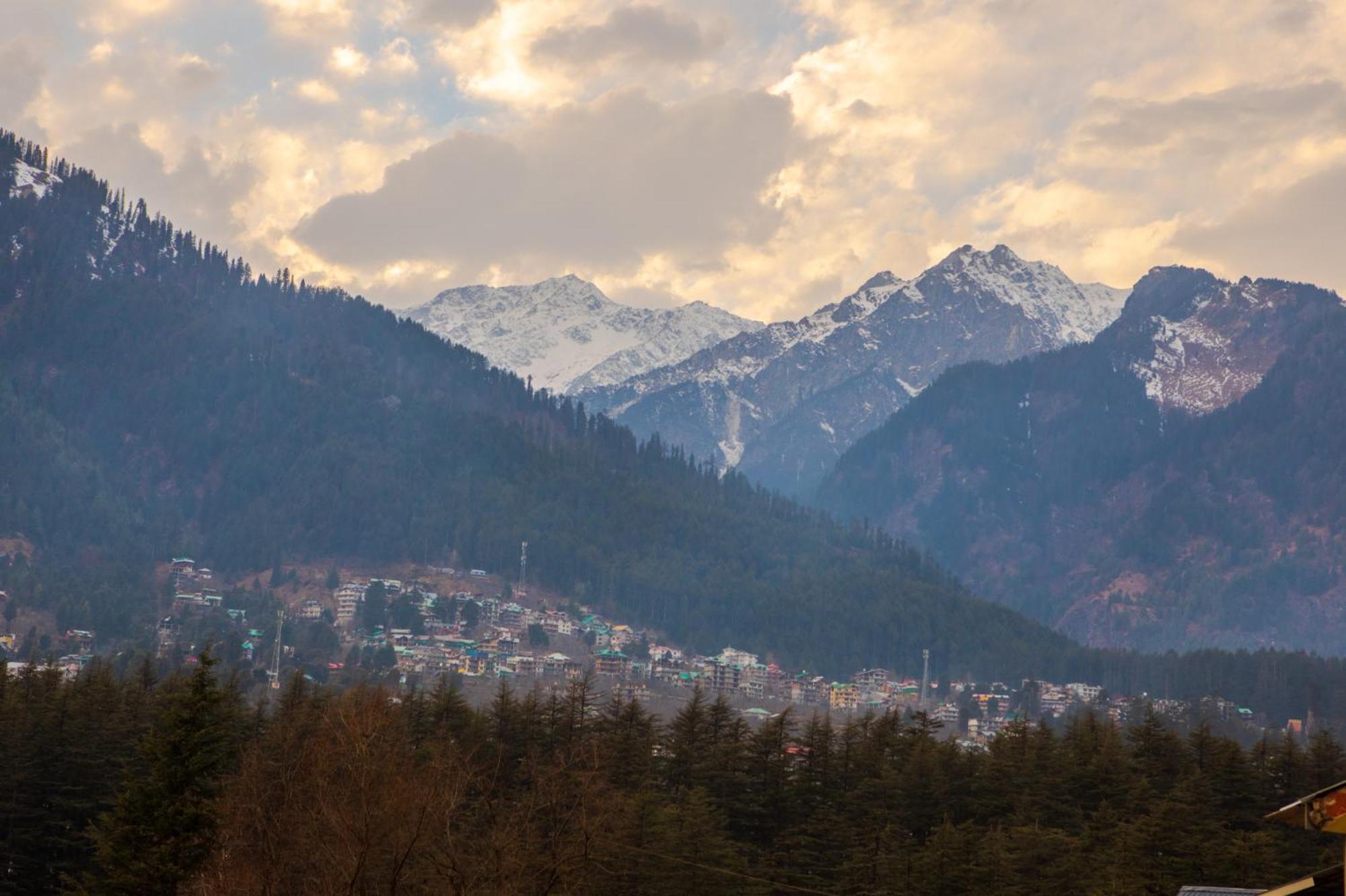 West Western Resort Manali #Neartomallroad #Gym #Lawn #Playingzone #Pooltable #Kidsfriendly #Mountainview #Tabletennis #Familyfriendly #Privateparking Екстер'єр фото
